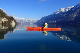 Excursão de caiaque de inverno do lago Brienz turquesa