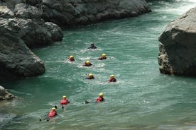 Body Rafting en las gargantas de Alcántara con comida tradicional y vino local.