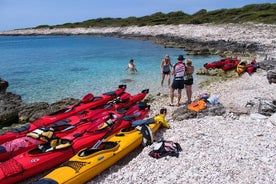 Actividad guiada de medio día en kayak de mar en Hvar