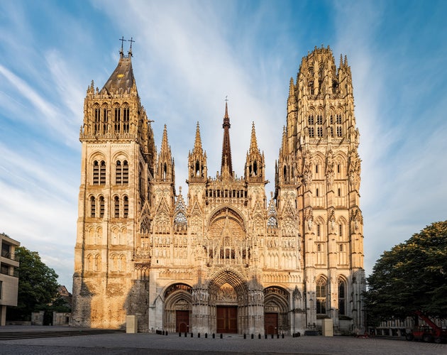 View of Rouen Cathedral facade at sunset.jpg