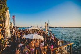 Tour privado de medio día en barco por los chiringuitos de playa Laganini y Hulla Hulla