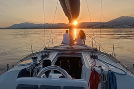 Navigazione al tramonto su una barca a vela privata Puerto Banús Marbella