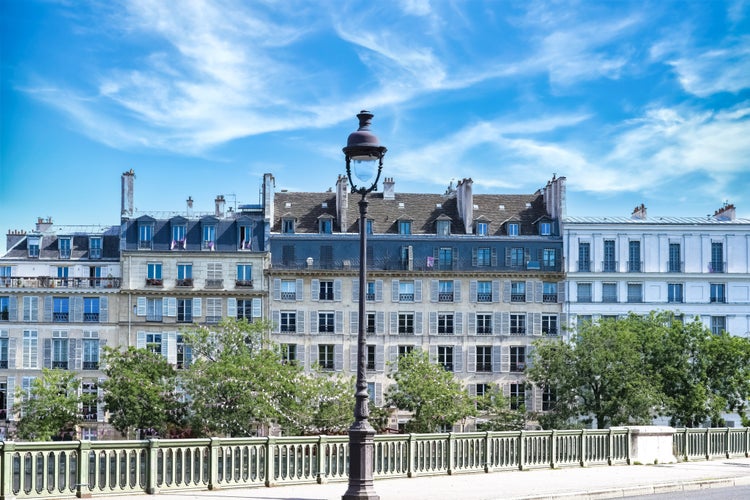 photo off view of Paris, ile saint-louis and quai de Bethune, beautiful ancient buildings.