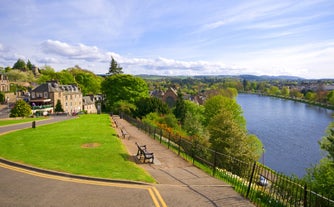 Photo of the harbor front of the city of Oban on the westcoast of Scotland.