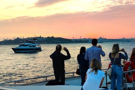 Geführte Bootsfahrt bei Sonnenuntergang auf dem Bosporus auf einer luxuriösen Yacht - Kreuzfahrt in kleiner Gruppe