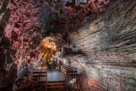 O passeio pelo túnel de lava com transferência de Reykjavik