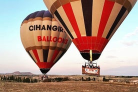 Kappadokien-Heißluftballonfahrt über das Cat Valley mit Transfers