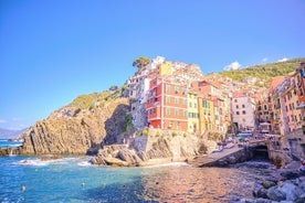 Cinque Terre -kierros limoncinon maistelulla La Spezian satamasta