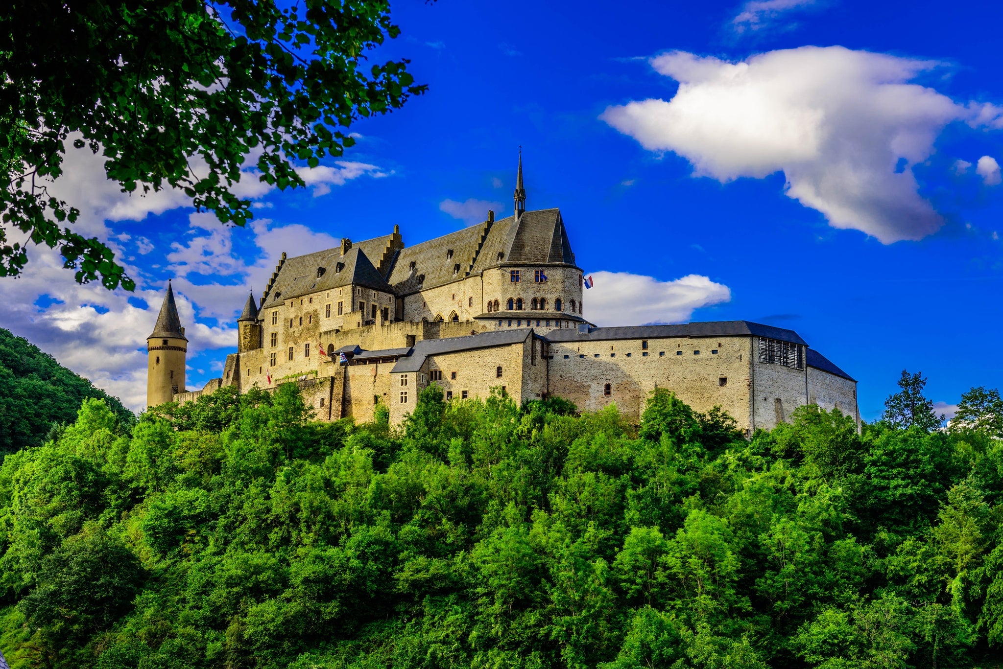 Vianden castle in a summer day, Luxembourg.jpg