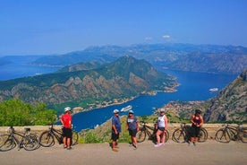 自転車ツアー - Njegos Mausoleum からコトル湾までの下り坂