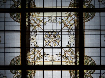 Photo of the glass roof in the living room. Glass and wooden beams, stylization of rosebushes and orchids. (Daum 1905).