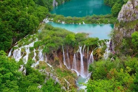 자그레브는 국립 공원 플리트 비체 (Plitvice) 호수 전용 투어를 가이드 투어로 나눕니다.