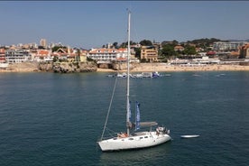 Excursion privée en voilier à Cascais : amarrage paresseux dans la baie