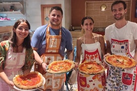 Fabrication de pizza et déjeuner ou dîner dans une pizzeria locale