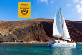 Semiprivé standaard boottocht langs kust van Santorini per catamaran met Grieks buffet en drankjes