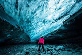 Blå isgrotteutforskning (fra Jökulsárlón Glacier Lagoon)