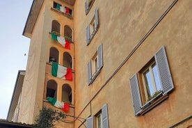 Passeio a pé em uma antiga casa de torre privada no centro histórico de Bergamo