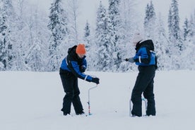 Pesca en el hielo en motos de nieve en Levi