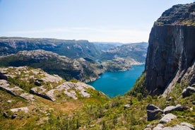 Escursione sulla riva di Stavanger: tour delle cascate, delle grotte e della roccia per mare