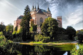 Bratislava dagstur til Bojnice Castle og Cicmany Village