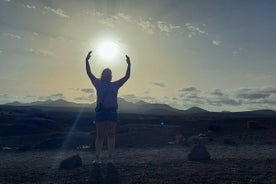 少人数グループでの火山自然公園でのトレッキング